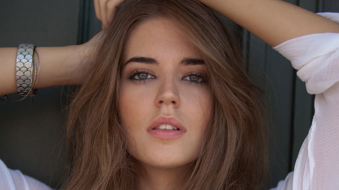 Clara Alonso HD wallpapers #20 - 1366x768