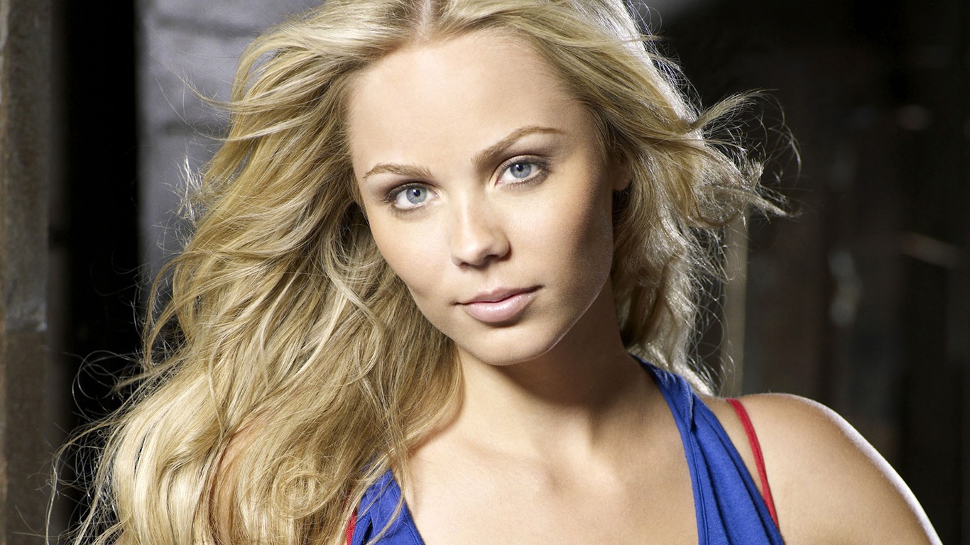 Laura Vandervoort HD wallpapers #3 - 1366x768