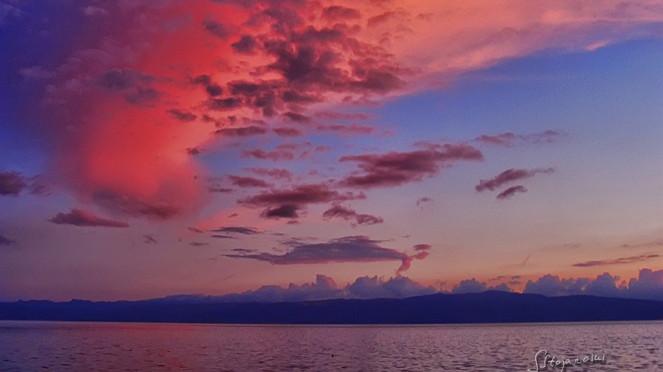 Après le coucher du soleil, le lac d'Ohrid, fonds d'écran Windows 8 thème HD #2 - 1366x768