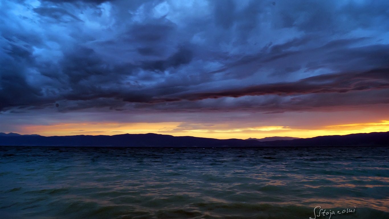 Après le coucher du soleil, le lac d'Ohrid, fonds d'écran Windows 8 thème HD #4 - 1366x768