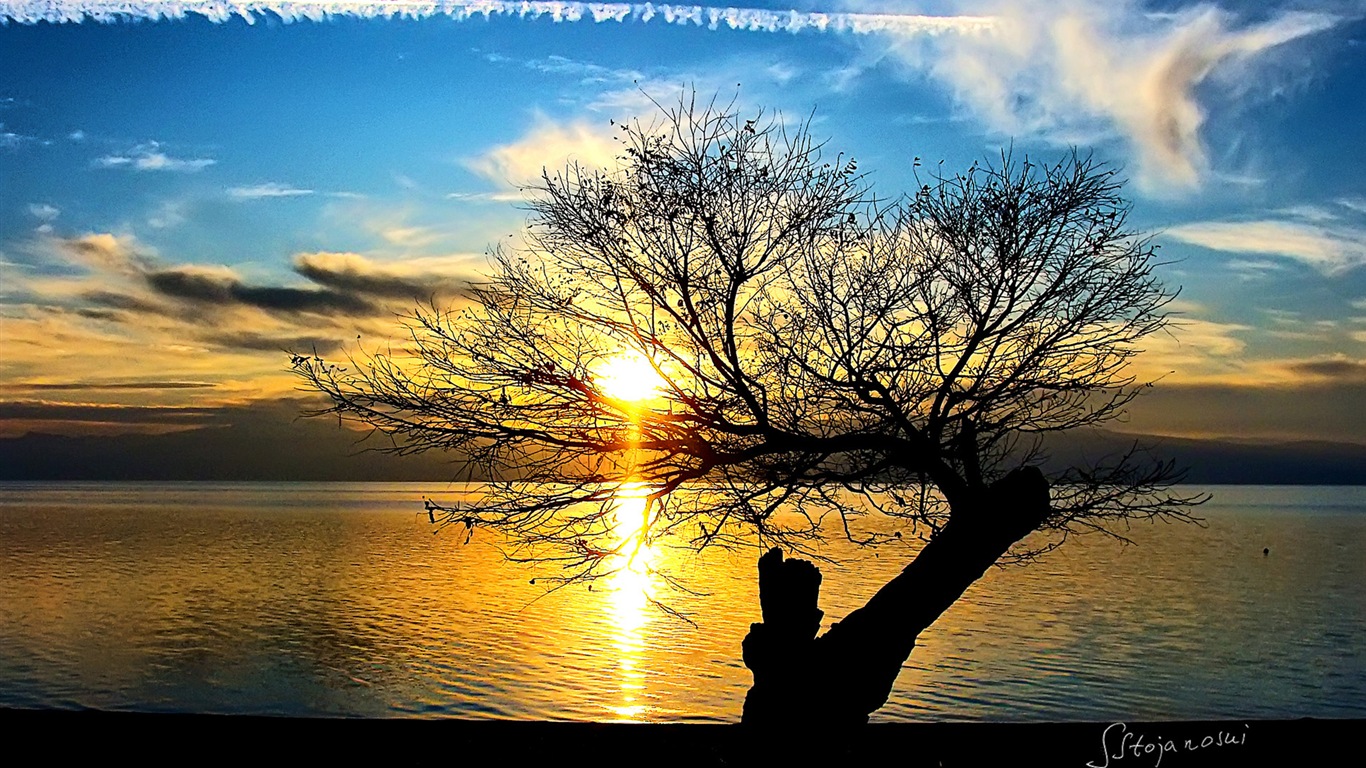 Après le coucher du soleil, le lac d'Ohrid, fonds d'écran Windows 8 thème HD #5 - 1366x768