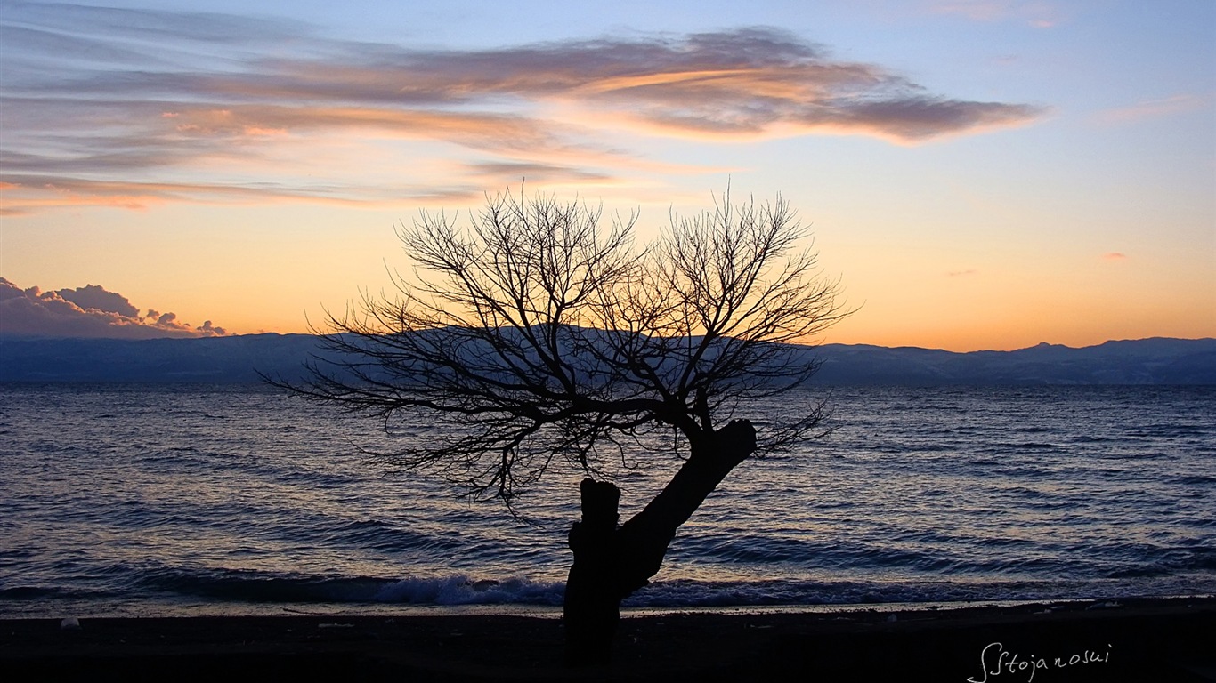 Nach Sonnenuntergang, See Ohrid, Windows 8 Theme HD Wallpaper #6 - 1366x768