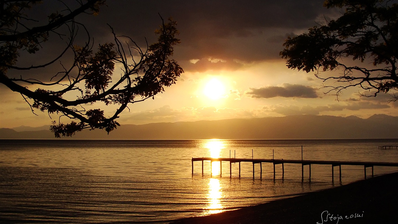Après le coucher du soleil, le lac d'Ohrid, fonds d'écran Windows 8 thème HD #8 - 1366x768
