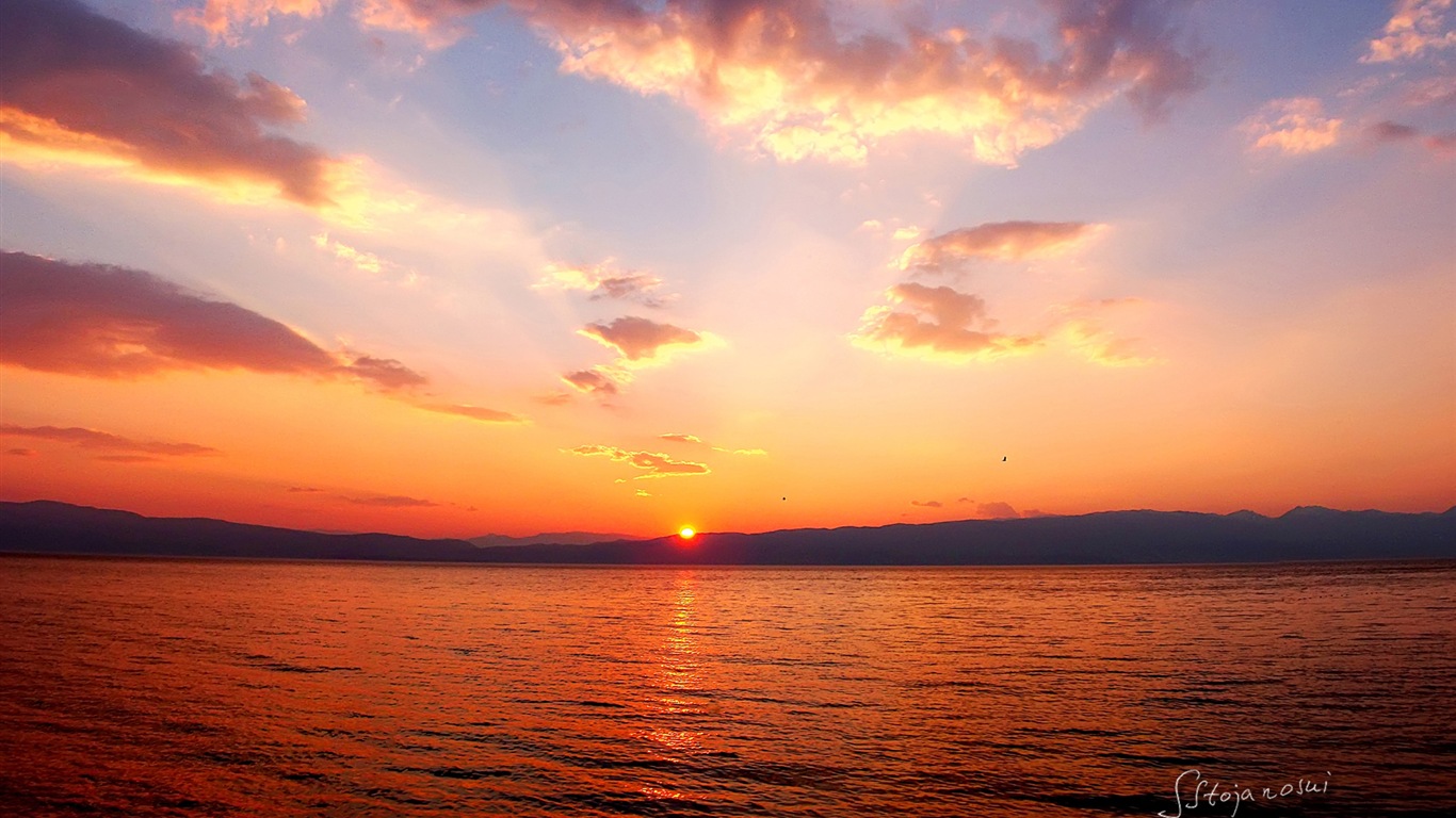 Après le coucher du soleil, le lac d'Ohrid, fonds d'écran Windows 8 thème HD #9 - 1366x768