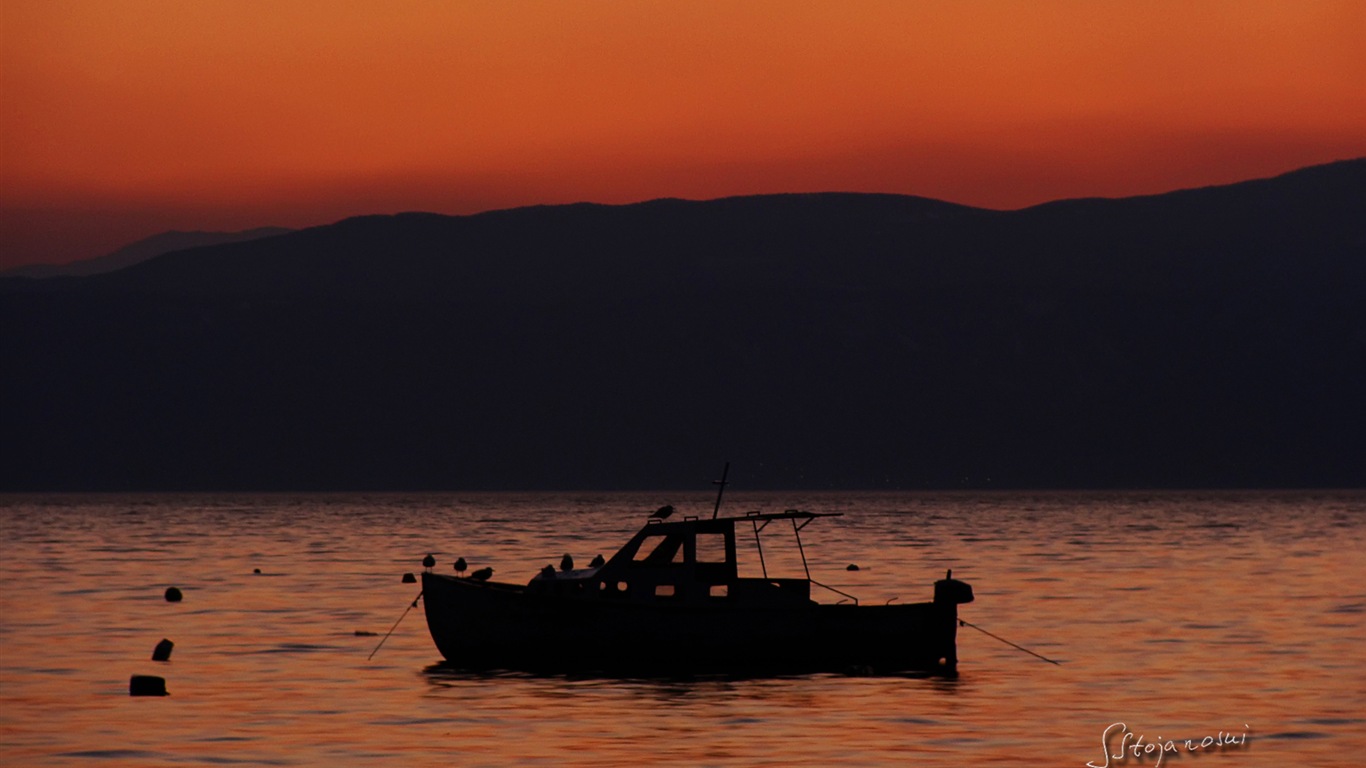 Après le coucher du soleil, le lac d'Ohrid, fonds d'écran Windows 8 thème HD #10 - 1366x768