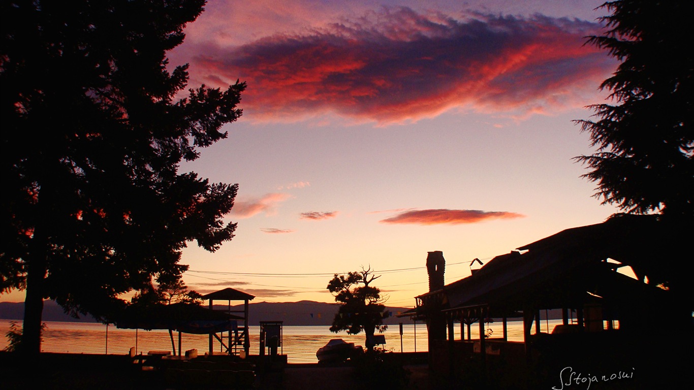 Après le coucher du soleil, le lac d'Ohrid, fonds d'écran Windows 8 thème HD #11 - 1366x768