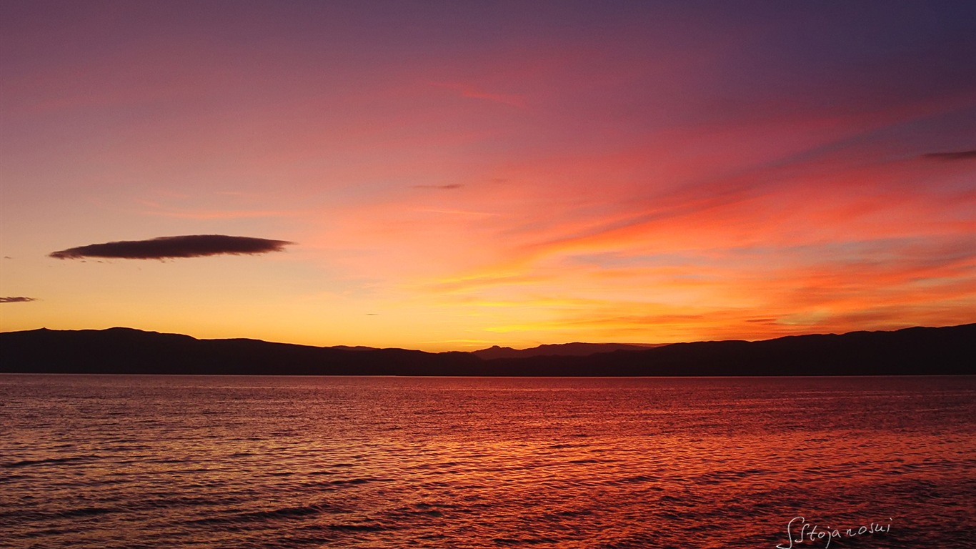Après le coucher du soleil, le lac d'Ohrid, fonds d'écran Windows 8 thème HD #12 - 1366x768