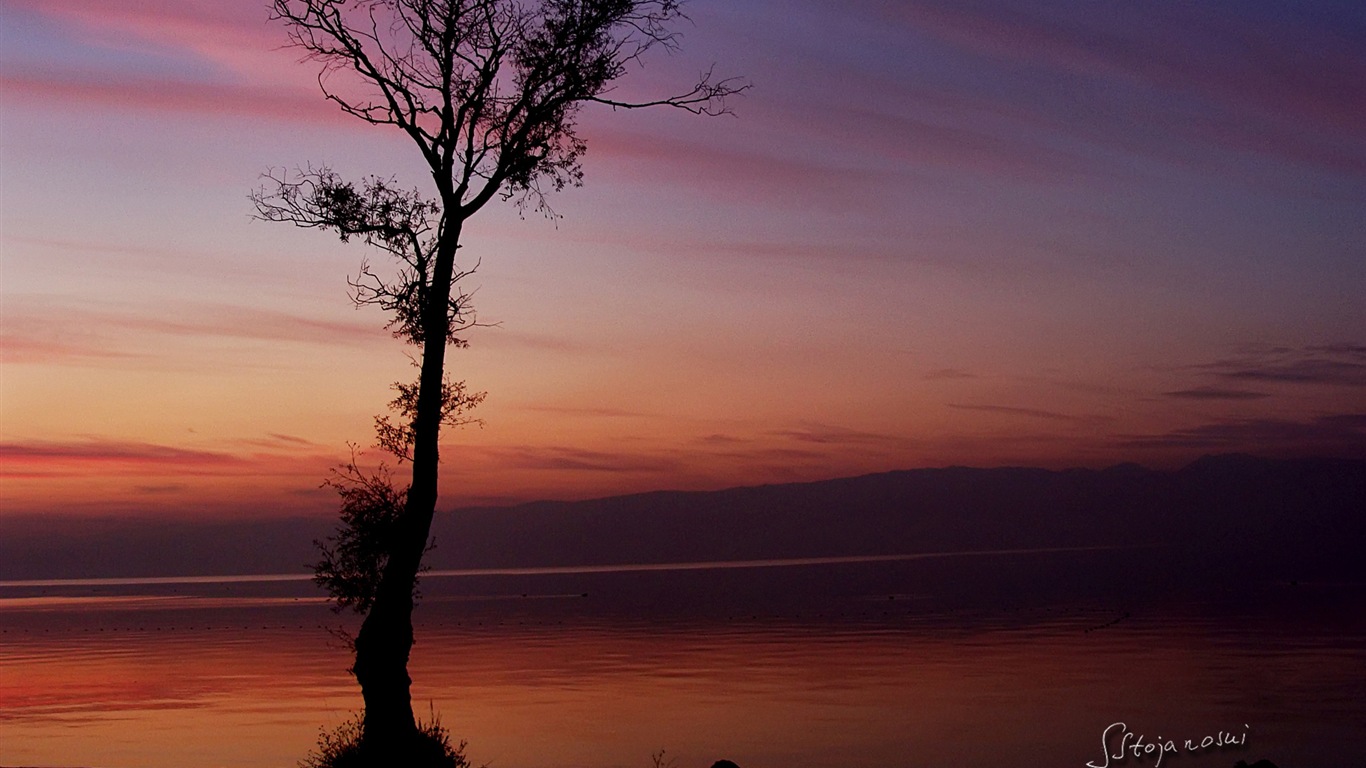 Après le coucher du soleil, le lac d'Ohrid, fonds d'écran Windows 8 thème HD #13 - 1366x768