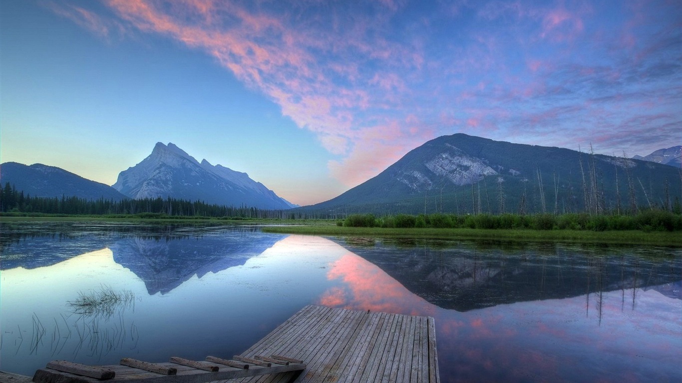 Réflexion dans le fond d'un paysage naturel de l'eau #1 - 1366x768