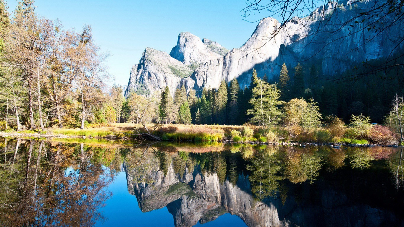 Réflexion dans le fond d'un paysage naturel de l'eau #2 - 1366x768