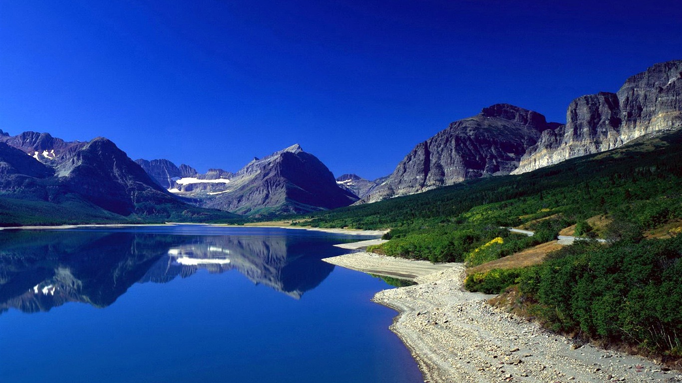 Réflexion dans le fond d'un paysage naturel de l'eau #3 - 1366x768