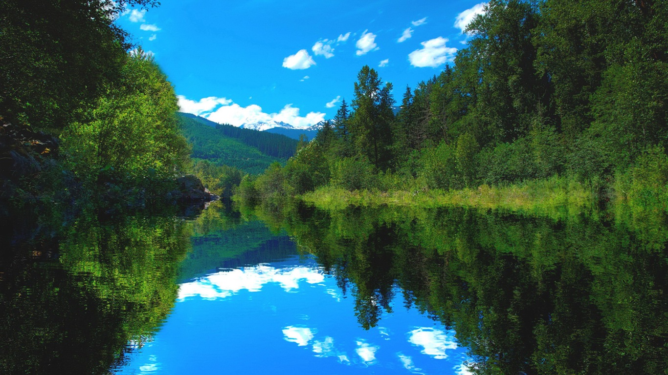 Réflexion dans le fond d'un paysage naturel de l'eau #4 - 1366x768