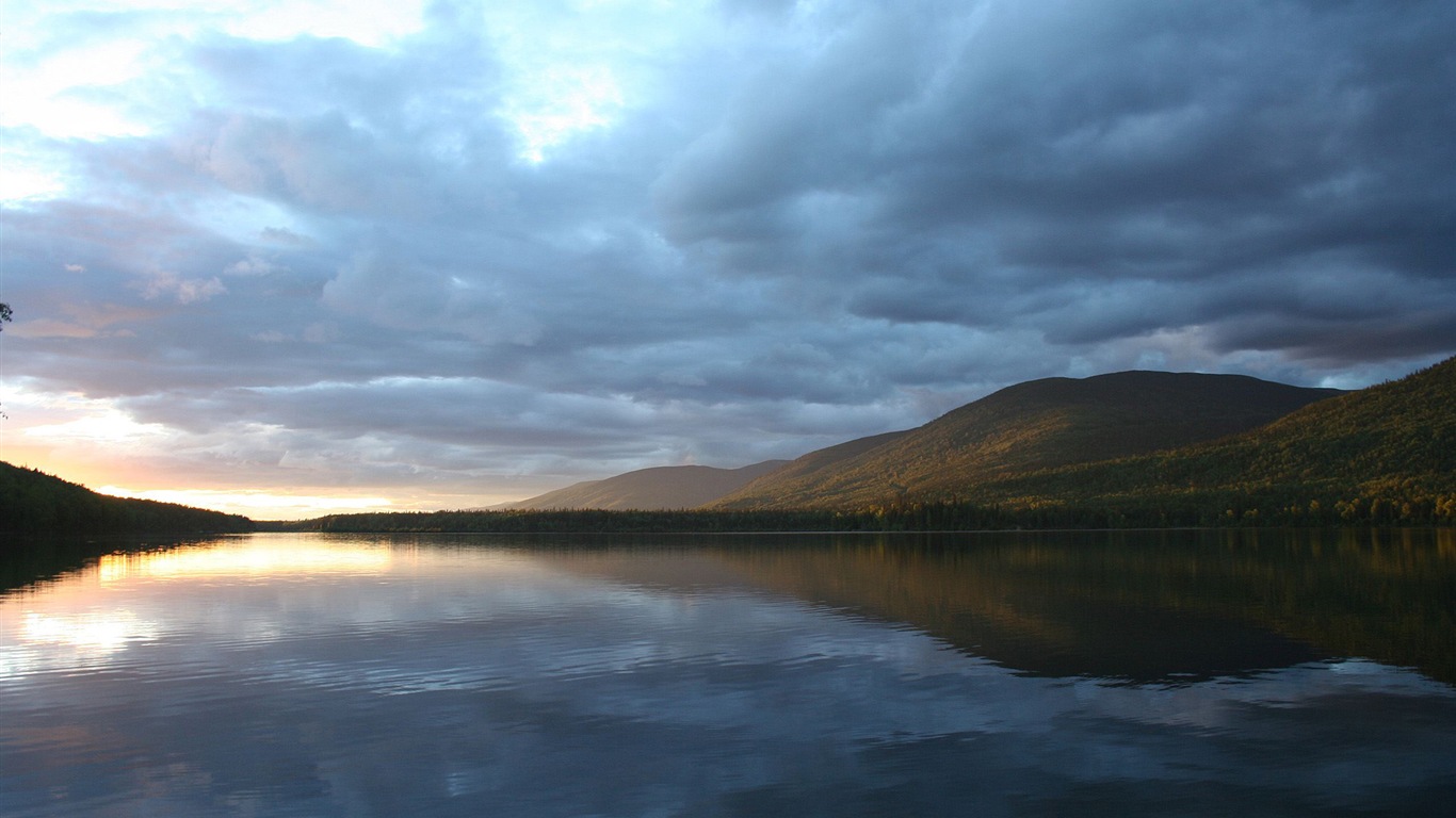 Réflexion dans le fond d'un paysage naturel de l'eau #5 - 1366x768