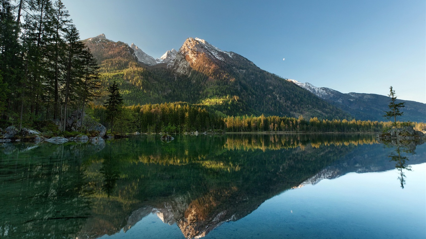 Réflexion dans le fond d'un paysage naturel de l'eau #8 - 1366x768