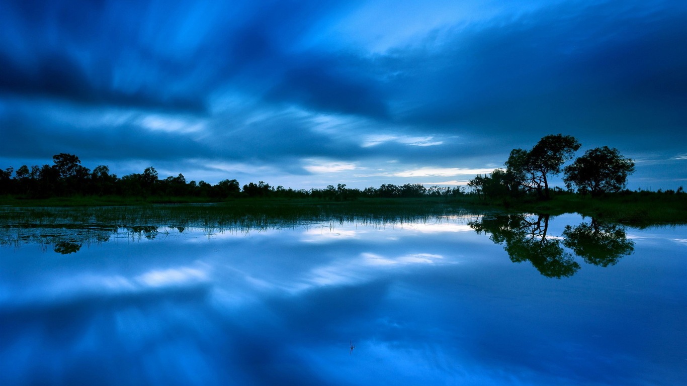 Réflexion dans le fond d'un paysage naturel de l'eau #9 - 1366x768