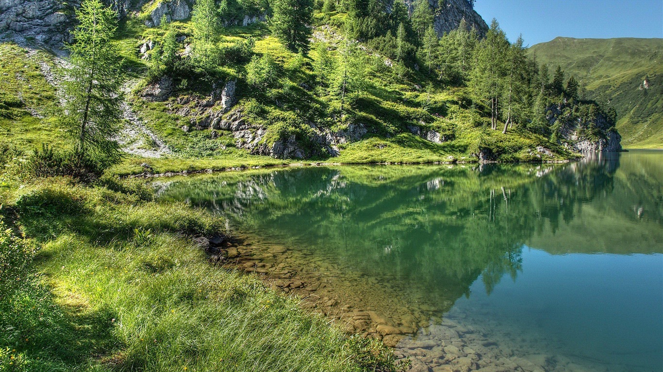 Réflexion dans le fond d'un paysage naturel de l'eau #10 - 1366x768