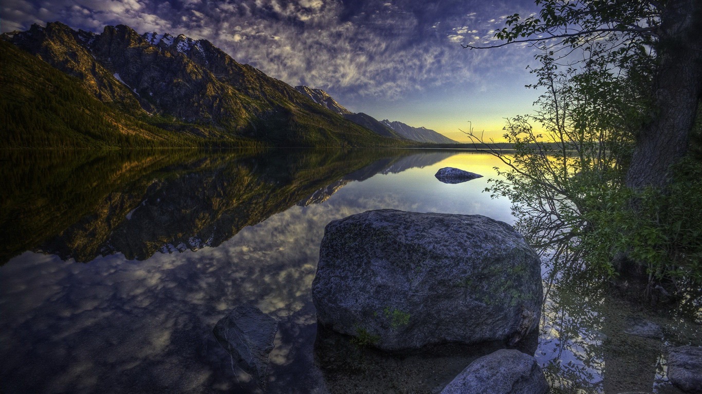 Réflexion dans le fond d'un paysage naturel de l'eau #13 - 1366x768