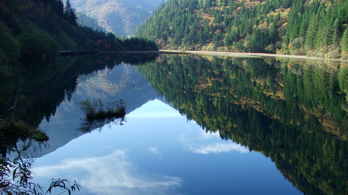 Réflexion dans le fond d'un paysage naturel de l'eau #16 - 1366x768