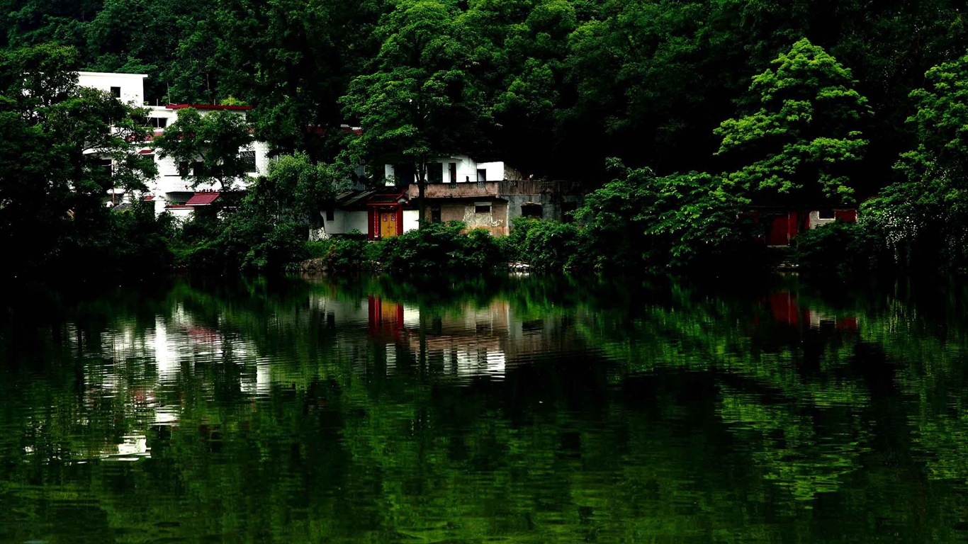 Réflexion dans le fond d'un paysage naturel de l'eau #18 - 1366x768