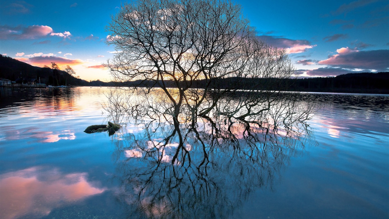 Réflexion dans le fond d'un paysage naturel de l'eau #19 - 1366x768