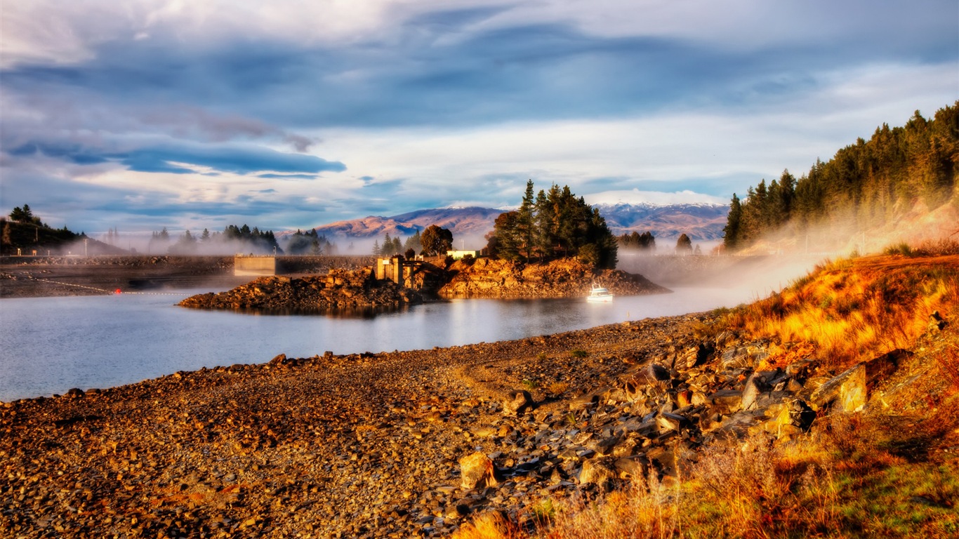 霧的秋天，紅葉樹木，高清壁紙 #2 - 1366x768