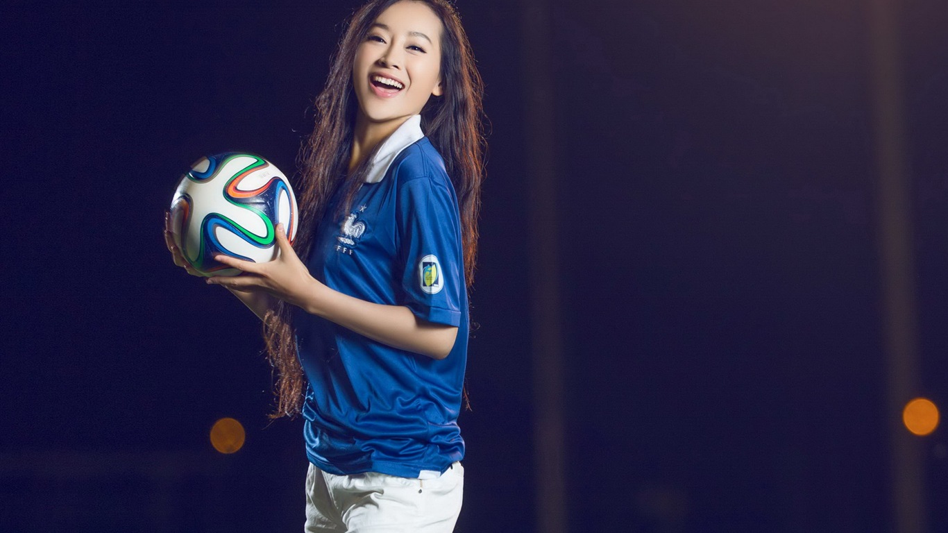 32 World Cup dresy, fotbalové dítě krásné dívky HD Tapety na plochu #20 - 1366x768