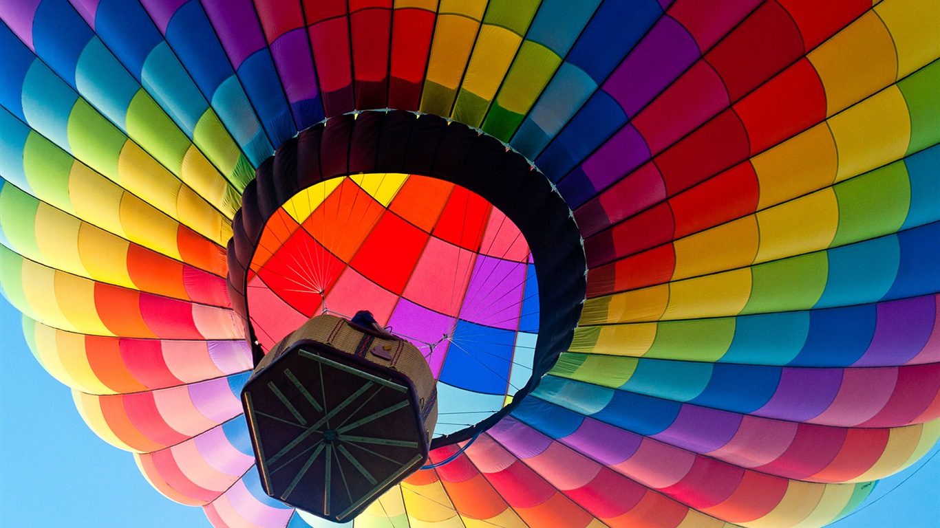 Globo de aire caliente del arco iris, Windows 8 fondos de pantalla tema de HD #3 - 1366x768