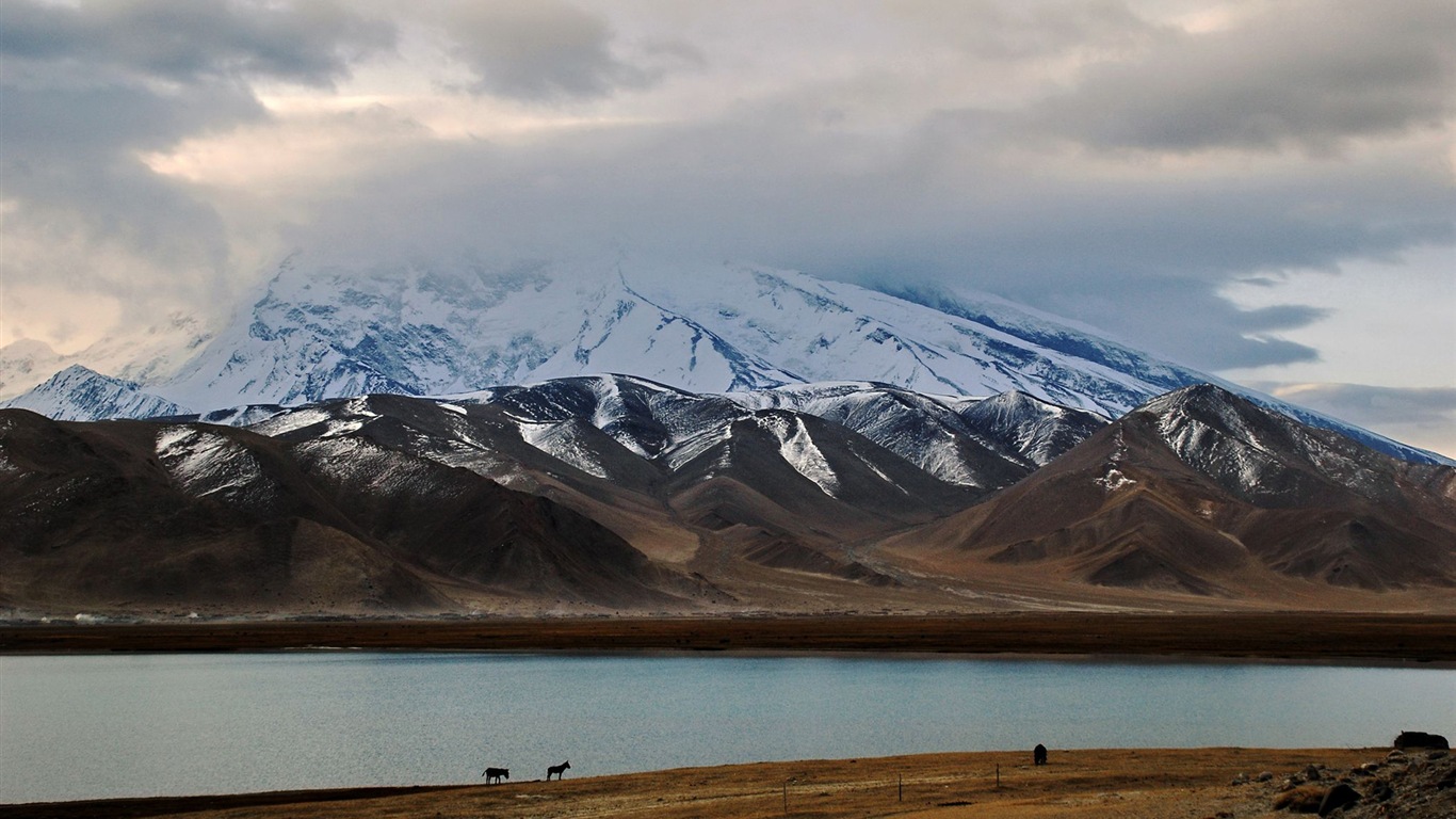 Pamir beaux fonds d'écran paysage HD #12 - 1366x768