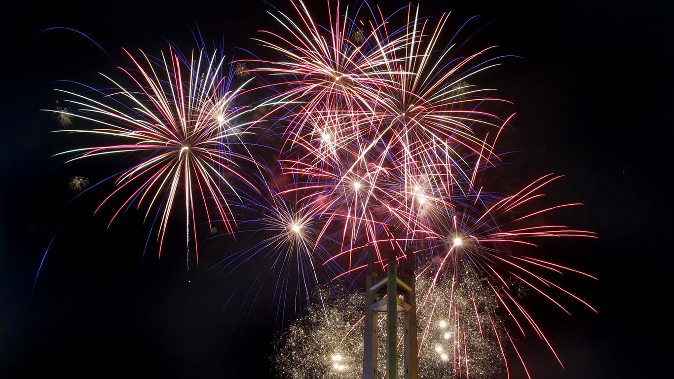 La belleza del cielo nocturno, fuegos artificiales hermosos fondos de pantalla #3 - 1366x768