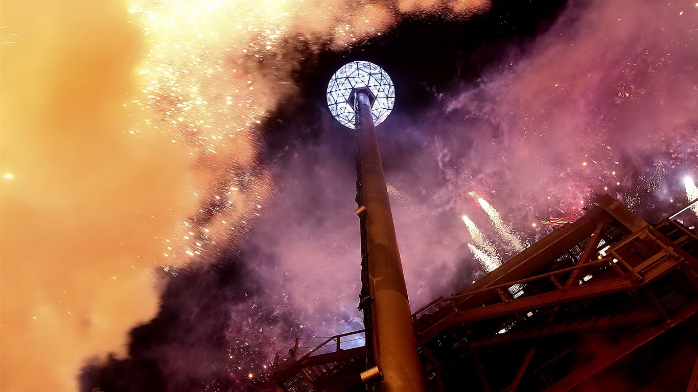 La belleza del cielo nocturno, fuegos artificiales hermosos fondos de pantalla #10 - 1366x768