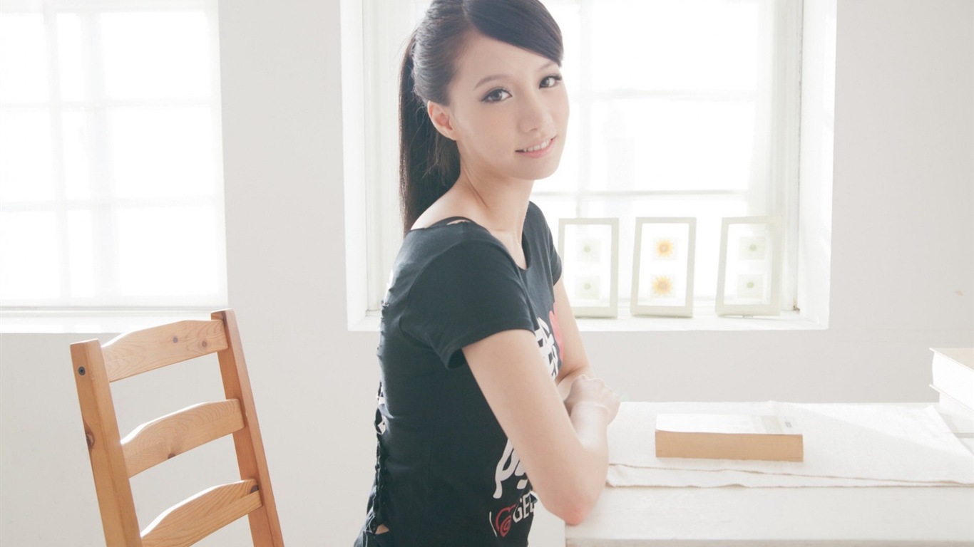台灣女孩 林采緹 室內高清壁紙 #4 - 1366x768