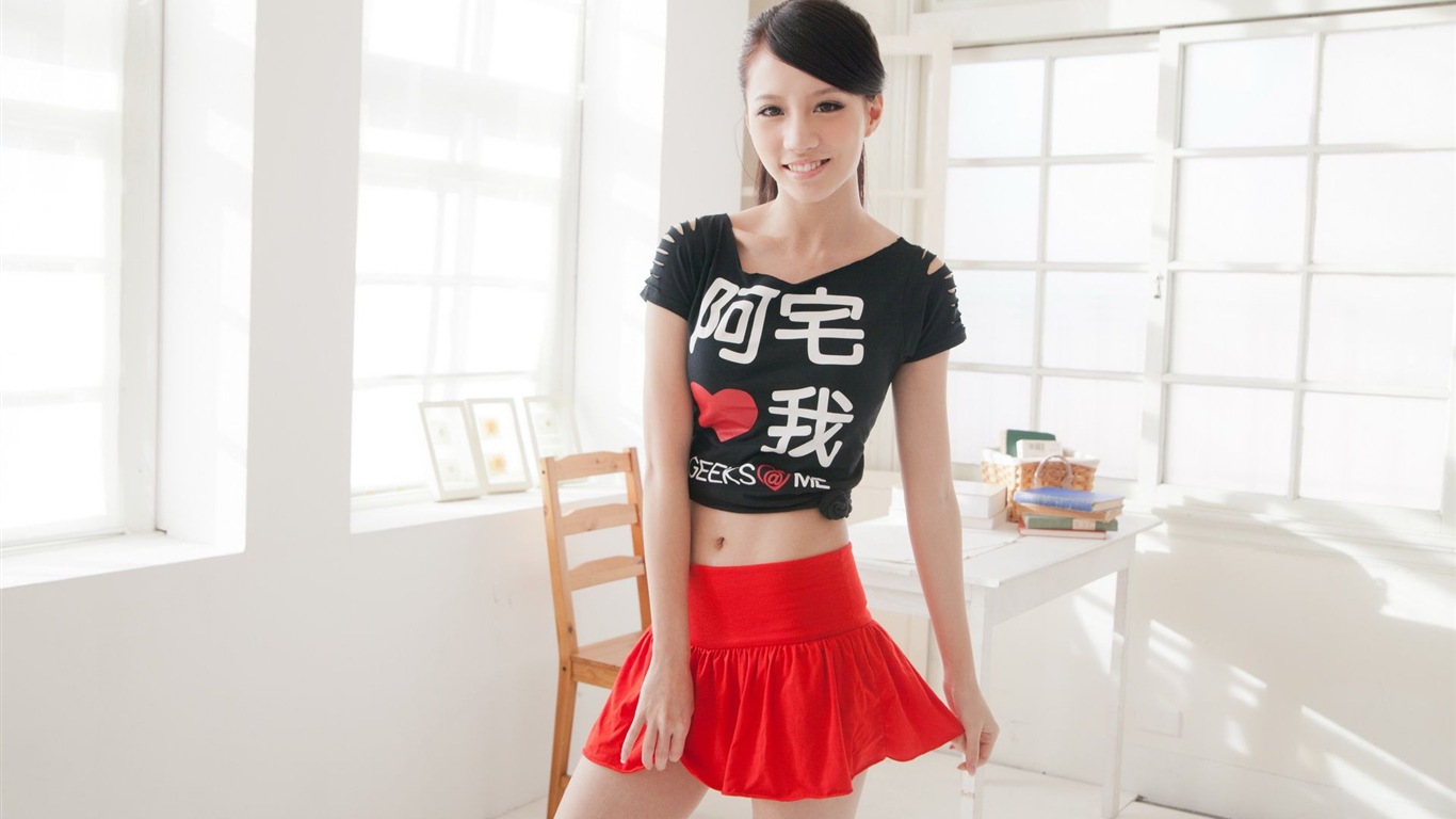 台灣女孩 林采緹 室內高清壁紙 #5 - 1366x768