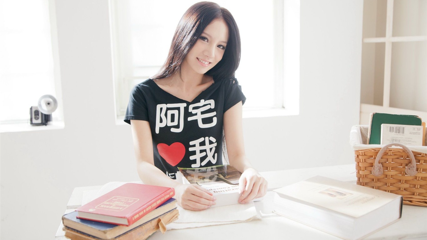 台灣女孩 林采緹 室內高清壁紙 #10 - 1366x768