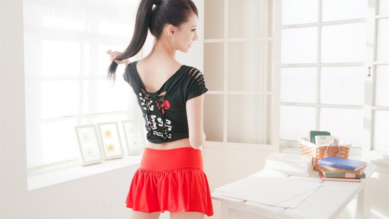 台灣女孩 林采緹 室內高清壁紙 #12 - 1366x768