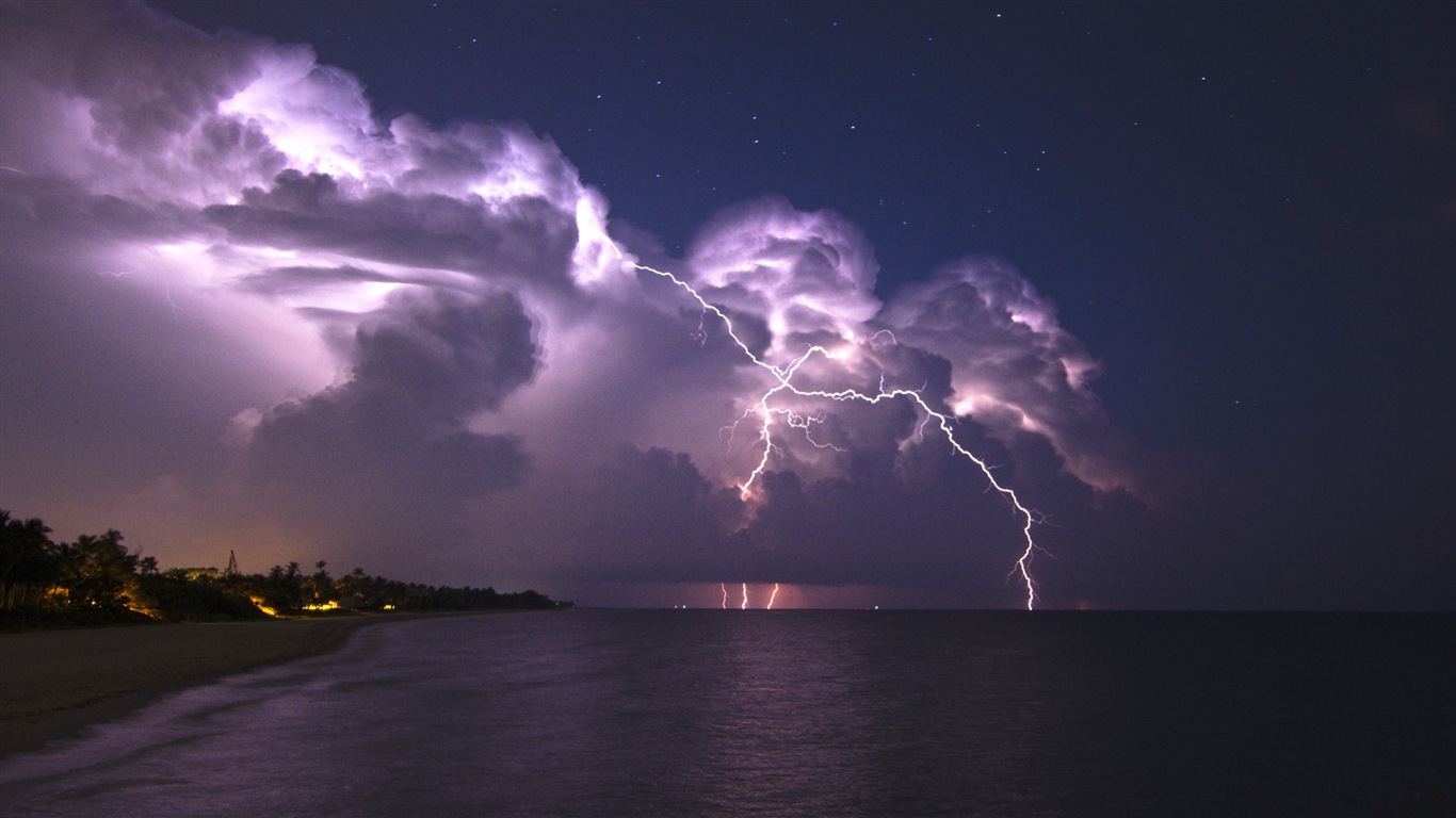 Lightning Thunder HD tapety na plochu #11 - 1366x768