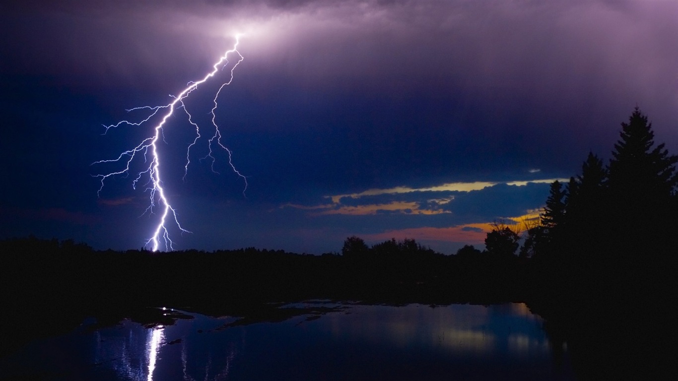 Lightning Thunder HD tapety na plochu #13 - 1366x768
