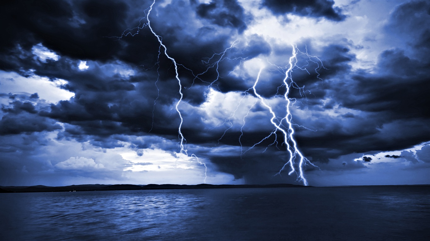 Lightning Thunder HD tapety na plochu #18 - 1366x768