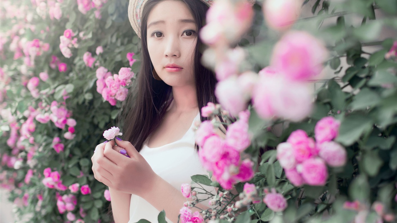 Hermosa chica con fondos de pantalla de alta definición de flores rosas #1 - 1366x768