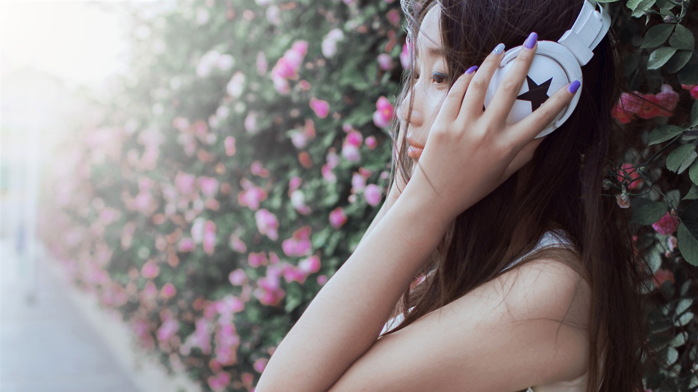 Hermosa chica con fondos de pantalla de alta definición de flores rosas #2 - 1366x768