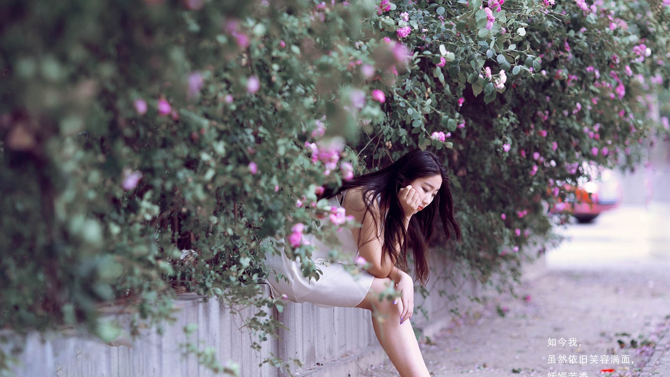 Hermosa chica con fondos de pantalla de alta definición de flores rosas #4 - 1366x768