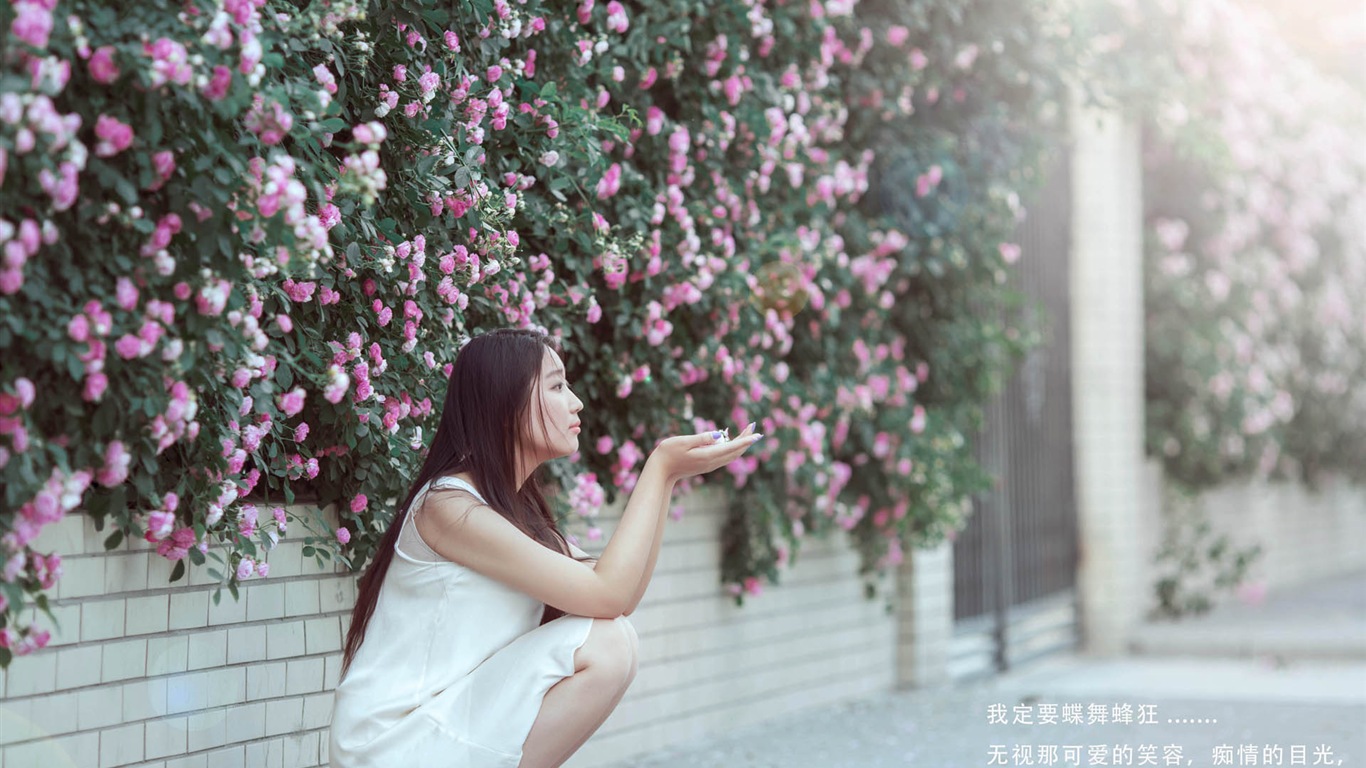Hermosa chica con fondos de pantalla de alta definición de flores rosas #5 - 1366x768