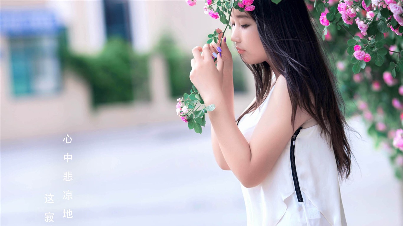 Hermosa chica con fondos de pantalla de alta definición de flores rosas #6 - 1366x768