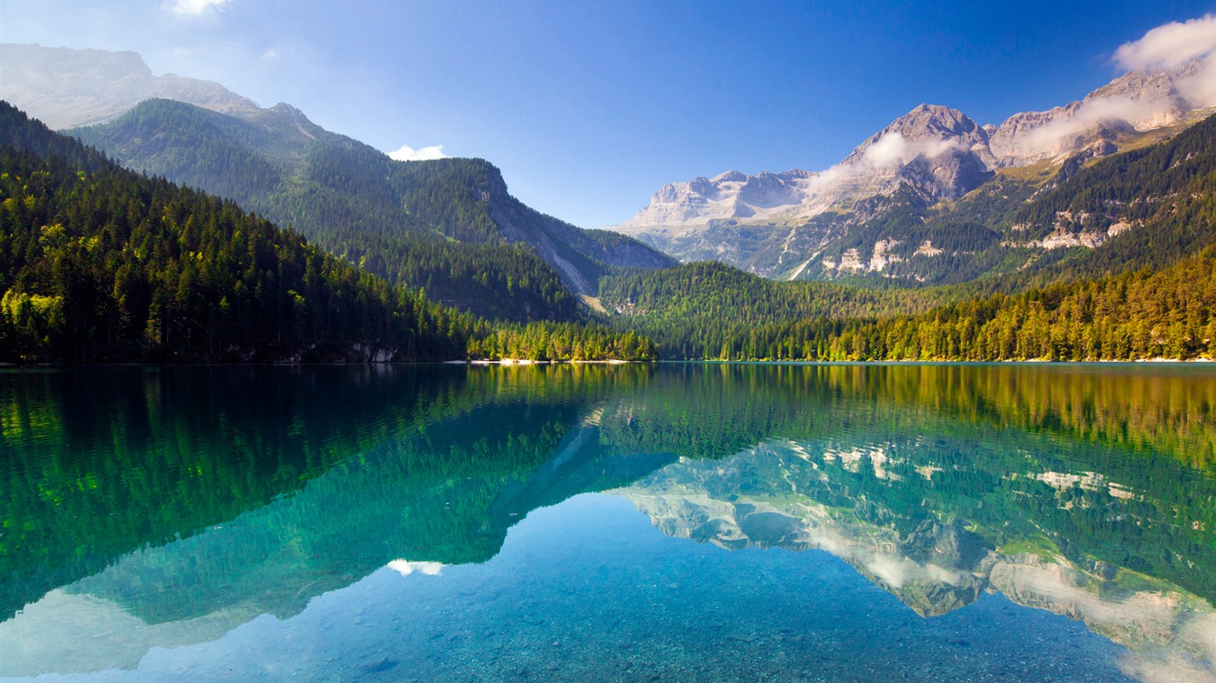 Klidné jezero s vodou reflexe, Windows 8 HD tapety #2 - 1366x768
