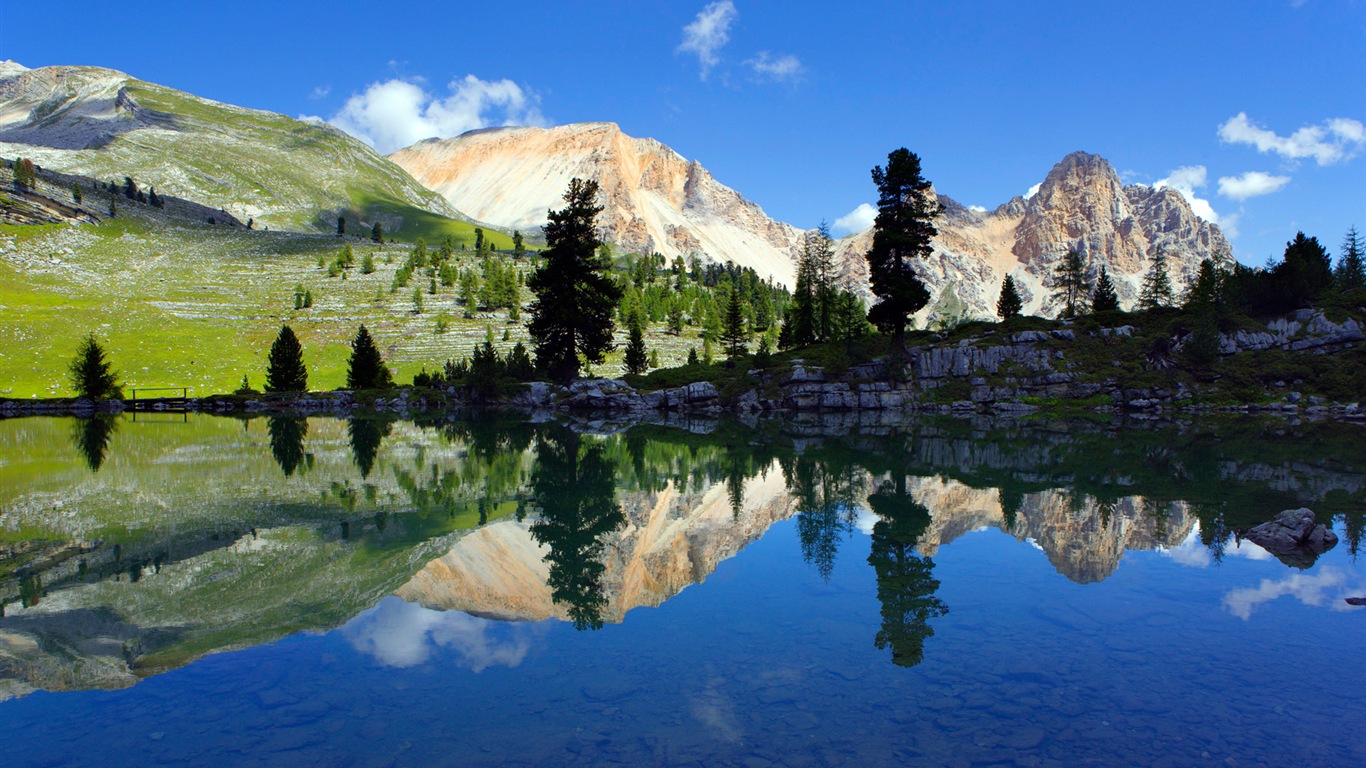 Lago tranquilo con la reflexión del agua, fondos de pantalla de Windows 8 HD #3 - 1366x768