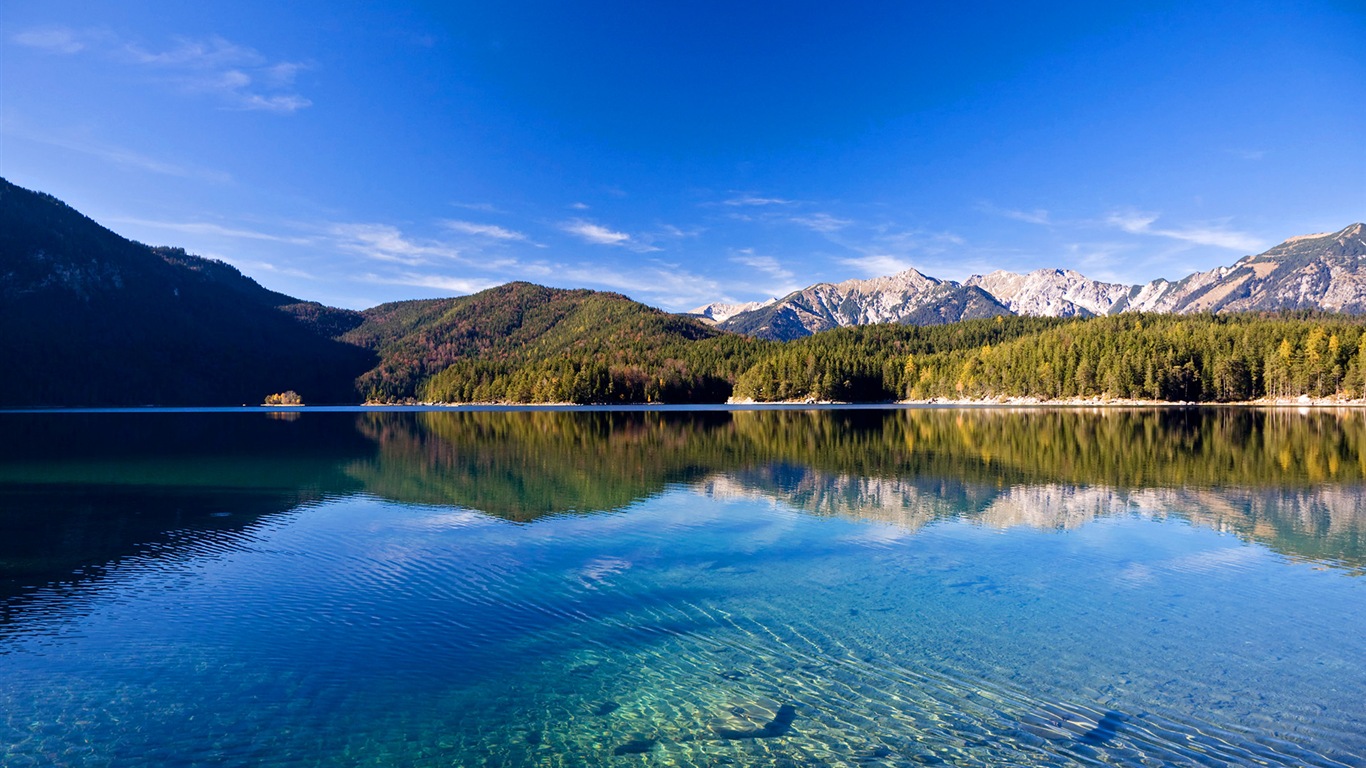 Klidné jezero s vodou reflexe, Windows 8 HD tapety #6 - 1366x768