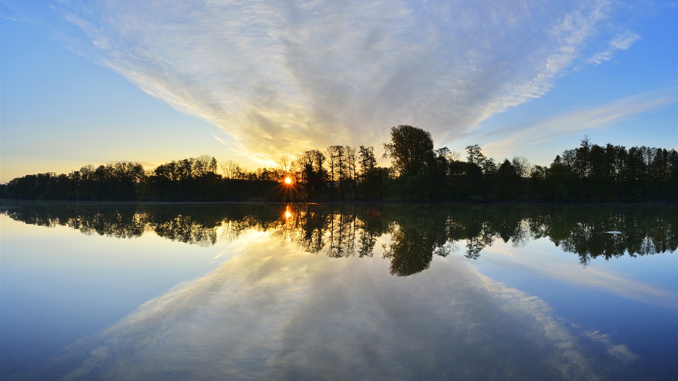 Klidné jezero s vodou reflexe, Windows 8 HD tapety #7 - 1366x768
