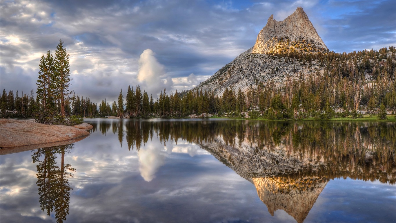 Lac calme avec la réflexion de l'eau, de Windows 8 fonds d'écran HD #13 - 1366x768