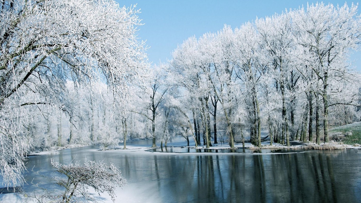 Zima, sníh, hory, jezera, stromy, silnice HD tapety na plochu #1 - 1366x768