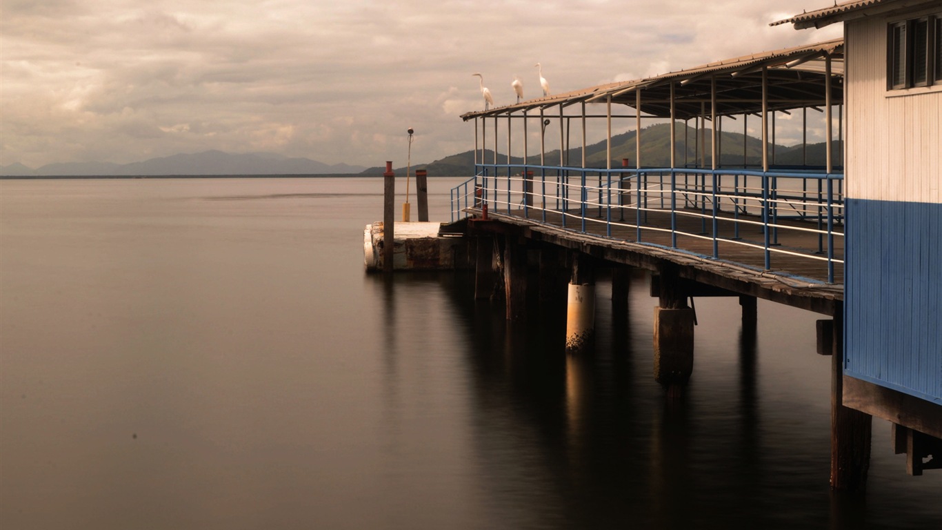 Lake et promenade au crépuscule vues fonds d'écran HD #2 - 1366x768