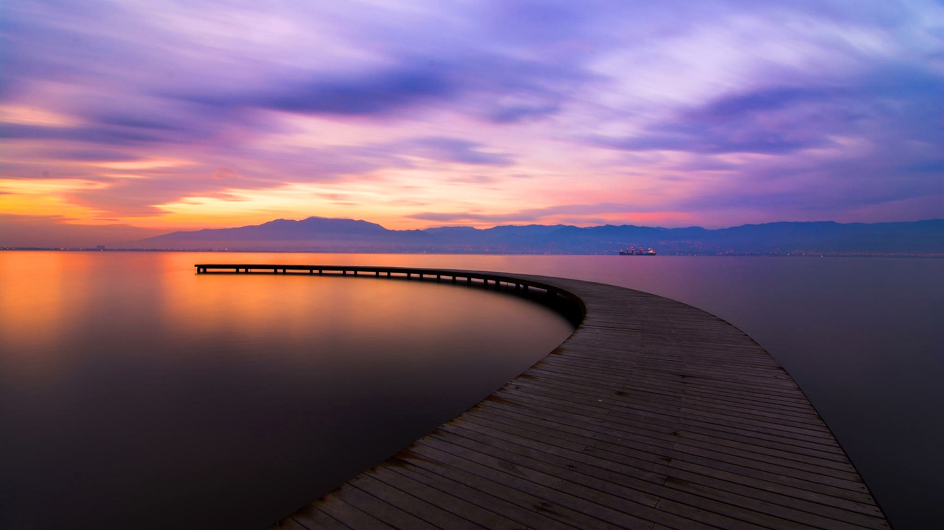 湖と遊歩道の夕暮れの景色のHD壁紙 #9 - 1366x768